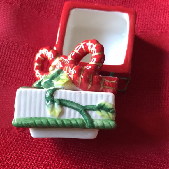 "Remembering Santa" Lidded Box (1.75") - Picture 5 of 14